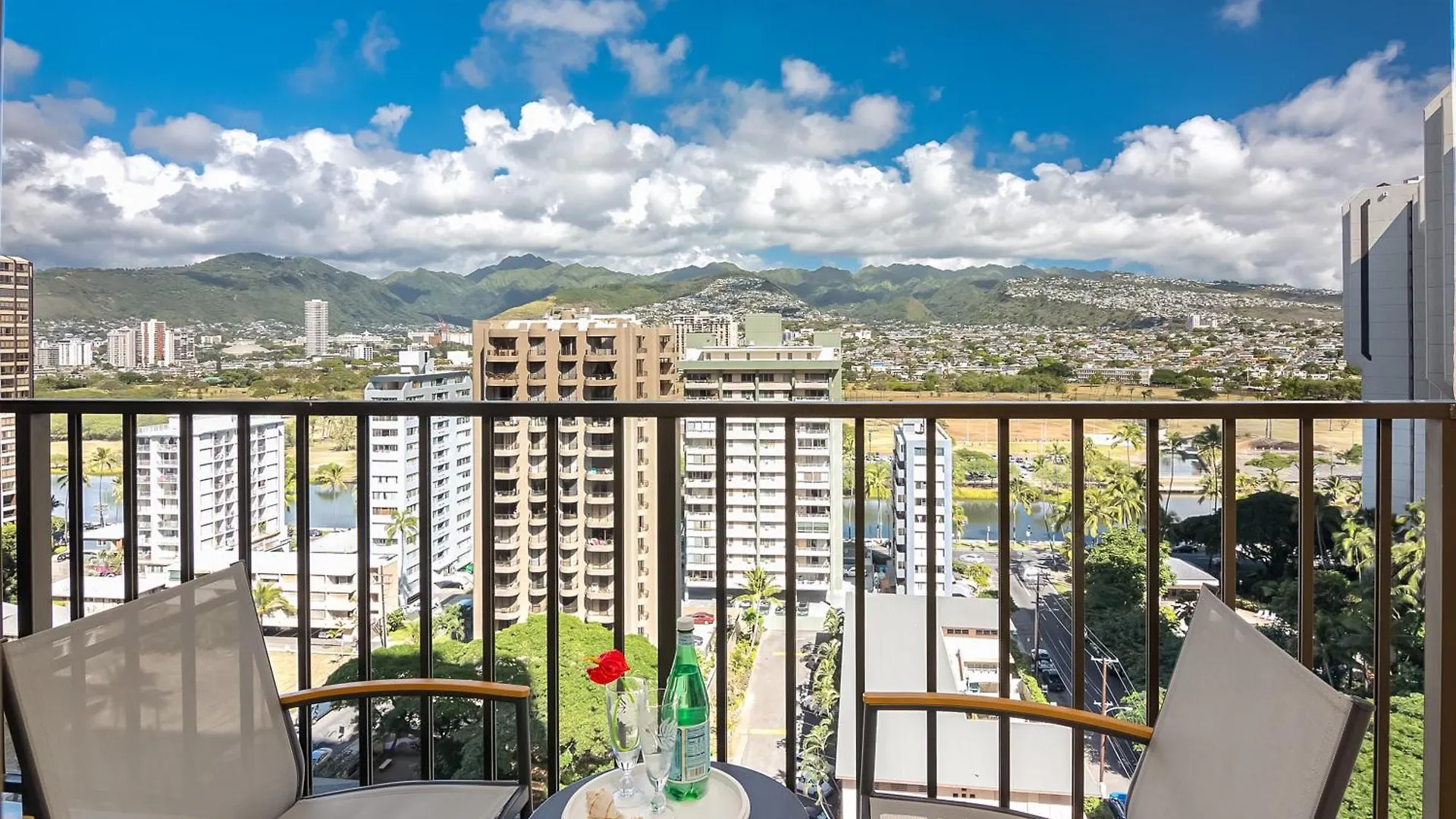 Lägenhet Tropical Gem Near Waikiki Beach With Free Parking! Honolulu